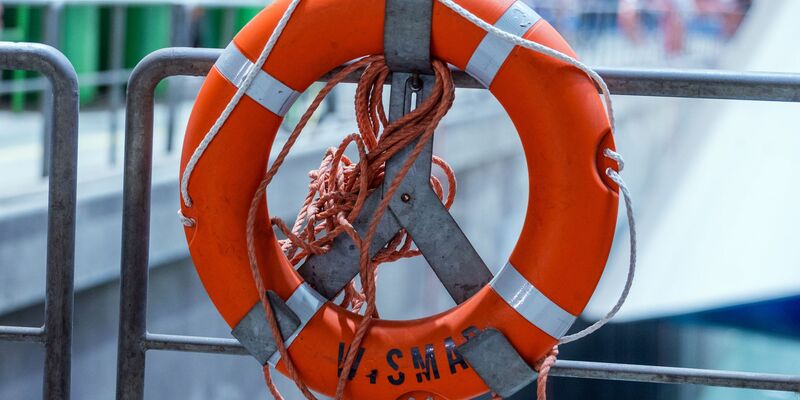 Die beiden Männer konnten nur noch leblos aus dem Wasser geborgen werden. (Symbolbild) - Foto: Jens Büttner/dpa-Zentralbild/dpa