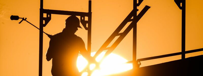 Hitze kann in vielen Berufen zur Belastung werden. - Foto: Julian Stratenschulte/dpa