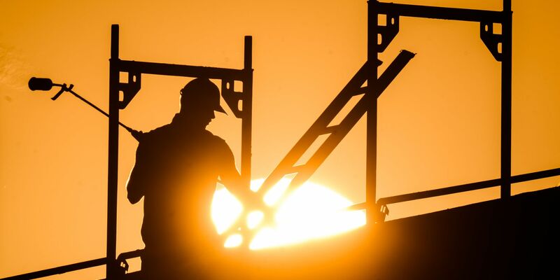 Hitze macht Bauarbeitern zu schaffen - aber nicht nur ihnen. (Archivbild) - Foto: Julian Stratenschulte/dpa
