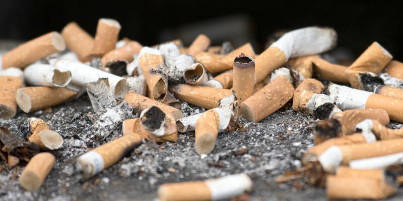 Das Rauchen ist in Frankreich in vielen öffentlichen Bereichen bald verboten (Symbolbild). - Foto: Ralf Hirschberger/dpa-Zentralbild/dpa