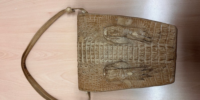 HZA-D: Zoll am Flughafen Düsseldorf findet Handtasche mit Biss / Krokodilhandtasche aus streng geschützter Art vom Zoll beschlagnahmt - Foto: presseportal.de
