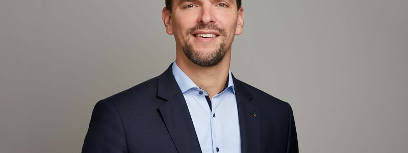 Henner Pasch hatte den Wehrdienst verweigert, heute sieht er das anders. - Foto: Leon Sinowenka/Bergische IHK/dpa