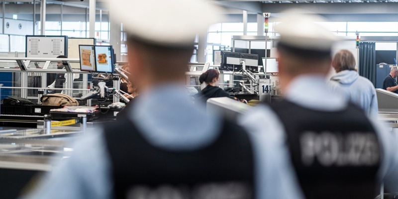 BPOL NRW: Waffenteile und scharfe Munition bei Sicherheitskontrollen am Flughafen Köln/Bonn entdeckt - Foto: presseportal.de