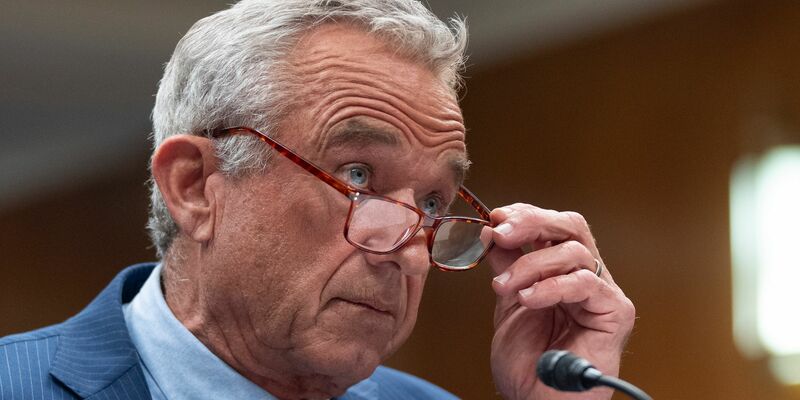 Legt sich gern mit der Wissenschaft an: US-Gesundheitsminister Robert F. Kennedy. - Foto: Manuel Balce Ceneta/AP/dpa