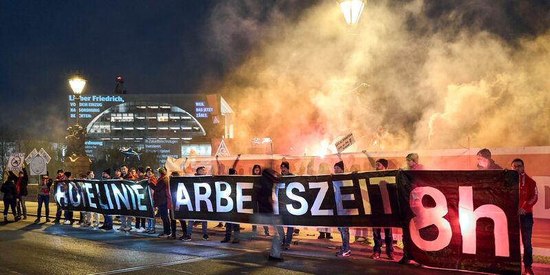 Die Gewerkschaften lehnen die Abkehr vom Acht-Stunden-Tag ab - eine Studie fasst die Gegenargumente zusammen. (Archivbild) - Foto: Michael Ukas/dpa