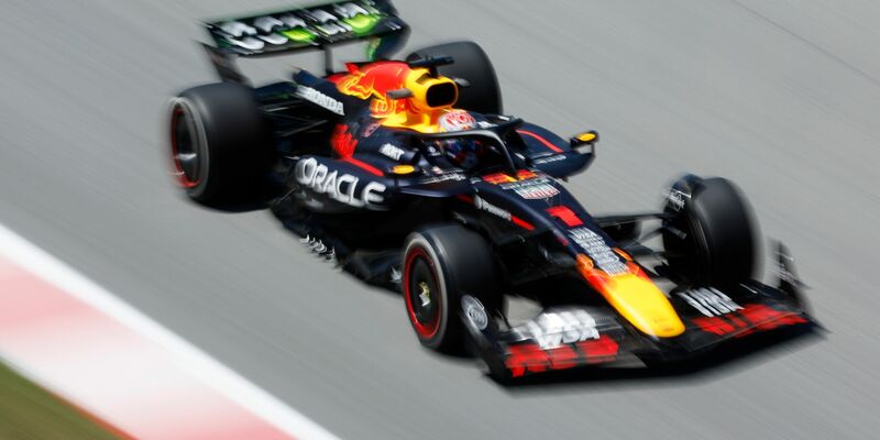 Verstappen fehlt eine Sekunde auf Piastri. - Foto: Joan Monfort/AP/dpa