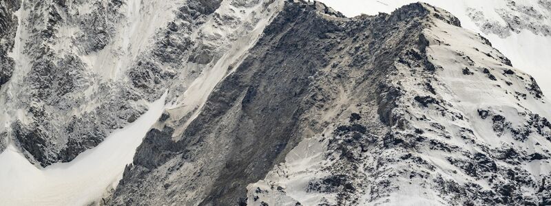 Blick auf den Birchgletscher, einen Tag nachdem eine massive Lawine ins Tal abgegangen ist. - Foto: Alessandro della Valle/Keystone/dpa