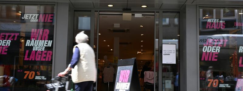 Der Abverkauf läuft auf Hochtouren in den verbliebenen Gerry-Weber-Shops in Deutschland. - Foto: Wolf von Dewitz/dpa