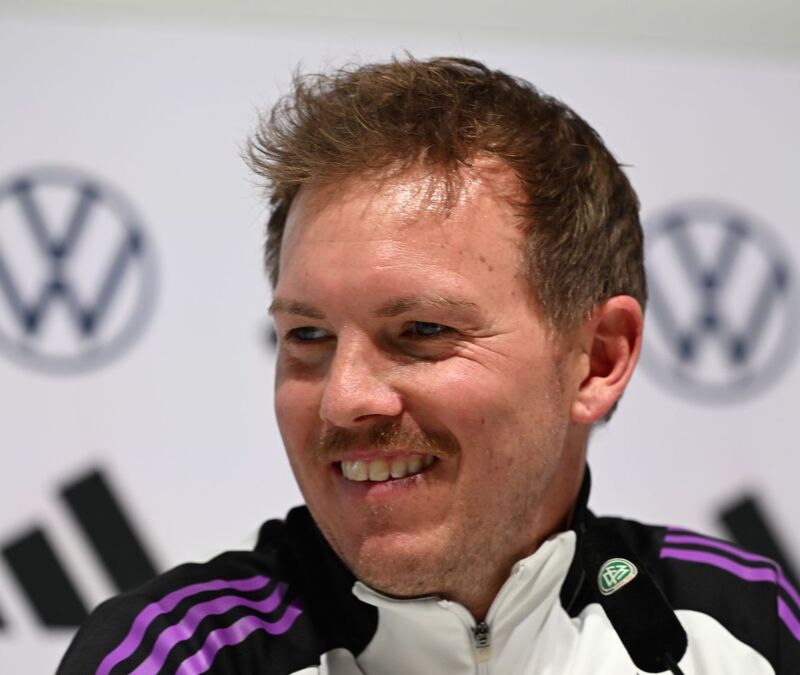 Begehrtes Autogramm: Marc André ter Stegen erfüllt Fan-Wünsche nach dem öffentlichen Training in Herzogenaurach. - Foto: Federico Gambarini/dpa