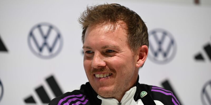 Begehrtes Autogramm: Marc André ter Stegen erfüllt Fan-Wünsche nach dem öffentlichen Training in Herzogenaurach. - Foto: Federico Gambarini/dpa