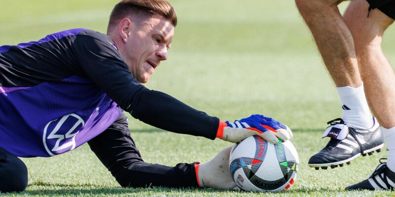Fällt lange aus: Nationaltorhüter ter Stegen. - Foto: Daniel Karmann/dpa