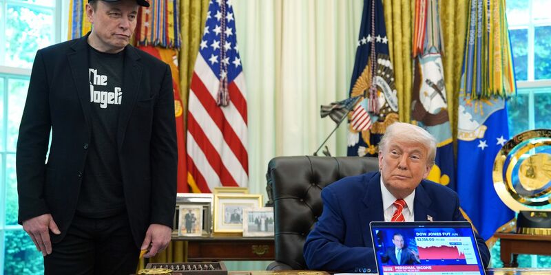 US-Präsident Donald Trump verabschiedet Tech-Milliardär Elon Musk, der für die Regierung die Kostensenkungsinitiative Doge führte. - Foto: Evan Vucci/AP/dpa