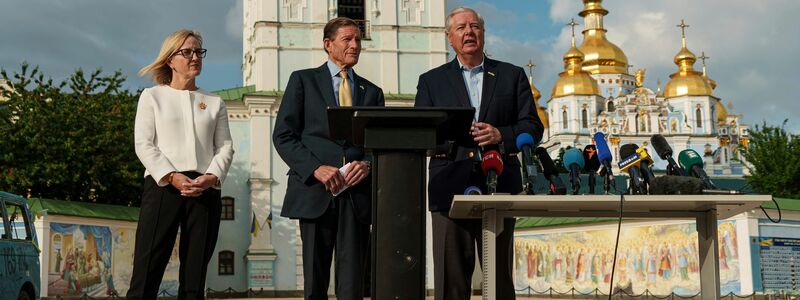 Die US-Senatoren LIndsey Graham und Richard Blumenthal haben in Kiew auch den ukrainischen Präsidenten Wolodymyr Selenskyj zu Gesprächen getroffen.  - Foto: Vasilisa Stepanenko/AP/dpa