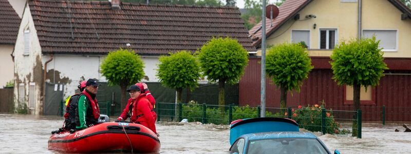 Das Hochwasser richtete sowohl Schäden an, die von der Sachversicherungen gedeckt waren, als auch solche, die in den Kfz-Bereich fallen. (Archivbild) - Foto: Stefan Puchner/dpa