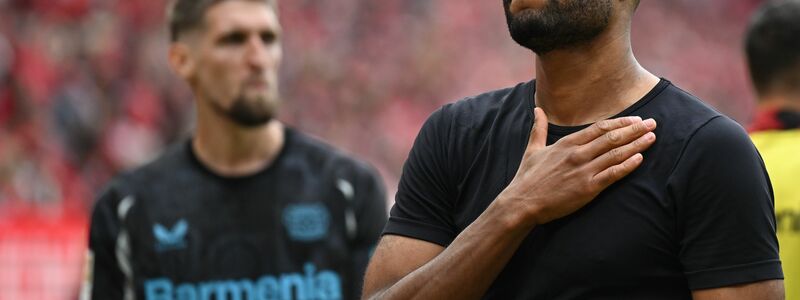 Ob Jonathan Tah (r.) schon bei der Club-WM für den FC Bayern spielen kann, hängt auch von Bayer Leverkusen ab.  - Foto: Arne Dedert/dpa
