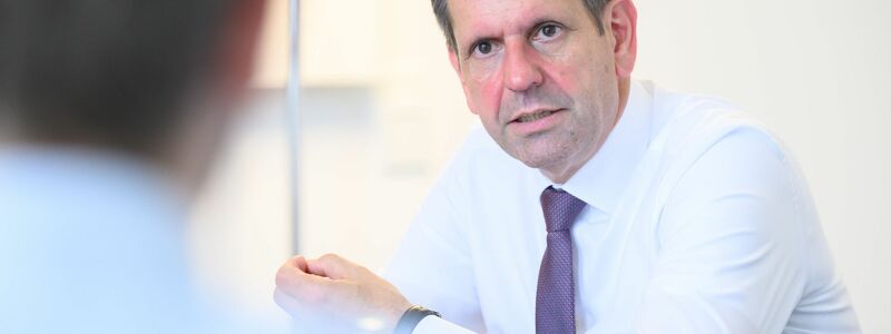 Olaf Lies sieht unter anderem gewaltverherrlichende Inhalte in den sozialen Medien als Gefahr für Kinder. (Archivbild) - Foto: Julian Stratenschulte/dpa