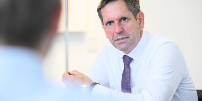 Niedersachsens neuer Ministerpräsident Olaf Lies will die geplanten Investitionen möglichst schnell sichtbar machen. - Foto: Julian Stratenschulte/dpa