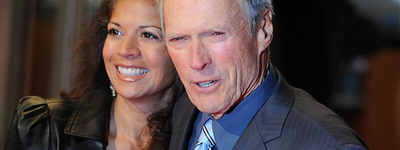 Clint Eastwood 2010 mit seiner damaligen Ehefrau Dina. Er ging zwei Ehen ein, beide wurden geschieden. (Archivfoto) - Foto: picture alliance / dpa