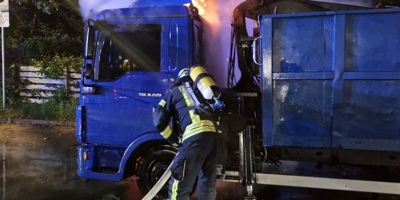FW Celle: LKW-Brand direkt vor dem Feuerwehrhaus - Foto: presseportal.de