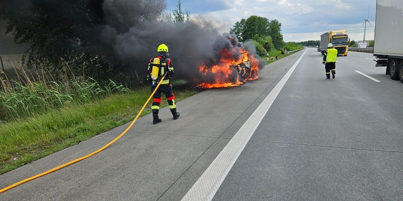 FW-ROW: Feuerwehr löscht brennenden PKW auf der Autobahn A1 - Foto: presseportal.de
