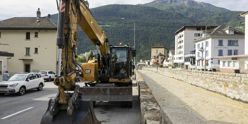 Die Lonza hat sich mehrere Wege über den Schuttkegel gesucht.  - Foto: Cyril Zingaro/KEYSTONE/dpa