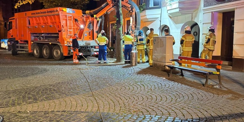 FW Tönisvorst: Zwei ungewöhnliche Einsätze für die Feuerwehr in der Nacht zu Sonntag: Gasgeruch durch Kurzschluss in St. Tönis und Hilferufe aus einer Wohnung mit Pool in Vorst - Foto: presseportal.de