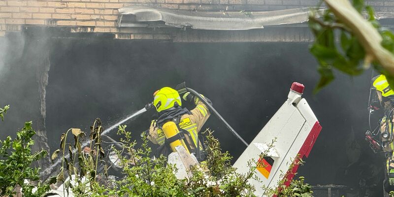 Nach dem Absturz hatte die Feuerwehr das Feuer schnell unter Kontrolle  - Foto: Sascha Rixkens/Einsatzreport Niederrhein/dpa