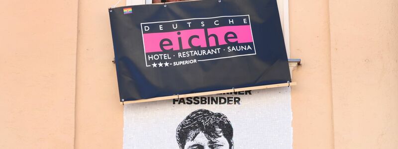 Die Chefs der Eiche und Bürgermeister Krause enthüllten die Gedenktafel. - Foto: Karl-Josef Hildenbrand/dpa