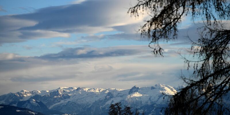Blick aufs Tennengebirge im österreichischen Bundesland Salzburg: Eine Familie mit drei Kindern aus Baden-Württemberg steckte im Tennengebirge in einem Altschneefeld fest. - Foto: Barbara Gindl/APA/dpa
