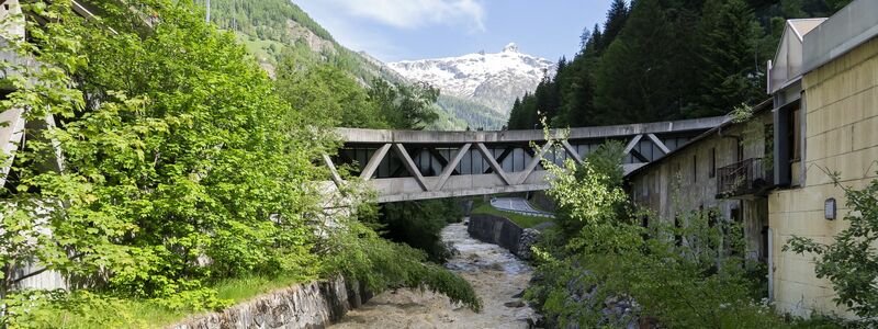 Das Wasser der Lonza rauscht wieder im unteren Tal.  - Foto: Julien Grindat/KEYSTONE/dpa
