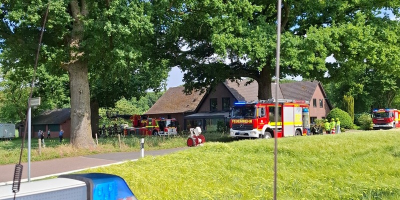 FW Bocholt: Feuerwehr verhindert Brandausbreitung auf Wohnhaus - keine Verletzten - Foto: presseportal.de