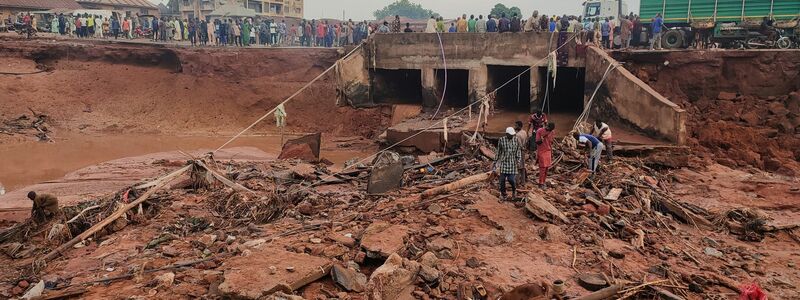 Zerstörungen nach einem Unwetter in der nigerianischen Stadt Mokwa - Foto: Chenemi Bamaiyi/AP/dpa