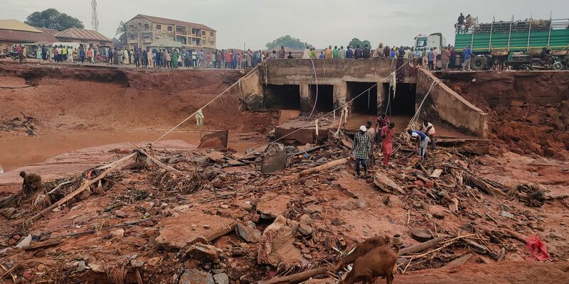 Menschen suchen in Mokwa noch Opfern der durch stundenlangen Regen ausgelösten Flut. - Foto: Chenemi Bamaiyi/AP/dpa