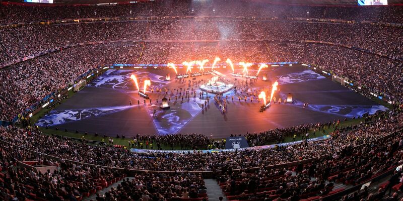 Linkin Park tritt vor dem Anpfiff auf. - Foto: Peter Kneffel/dpa