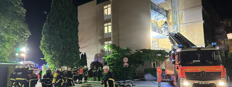 Die Feuerwehr war mit einem Großaufgebot im Einsatz. - Foto: Steven Hutchings/dpa