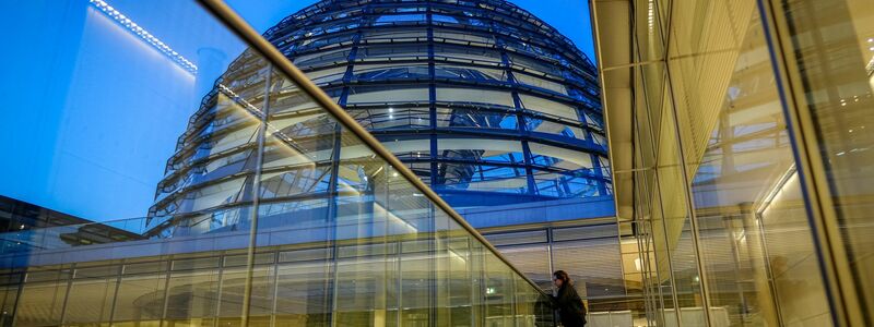 Ein Koloss aus Glas: die Reichstagskuppel. (Archivbild) - Foto: Kay Nietfeld/dpa