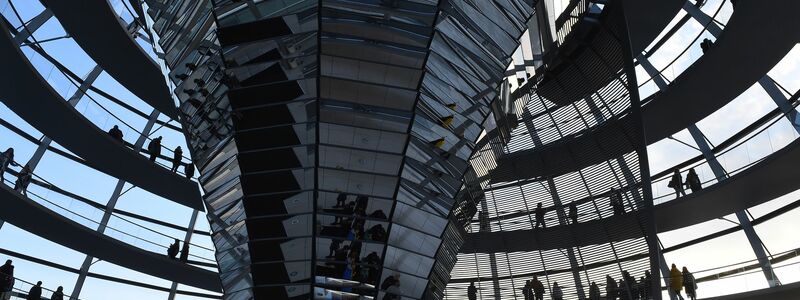 Schlendern und schauen: Menschen besuchen die Kuppel. - Foto: Sonja Wurtscheid/dpa