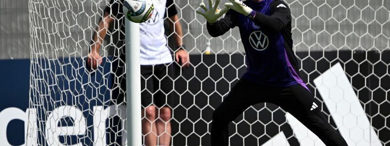 Niclas Füllkrug (M) und Joshua Kimmich (r) beim Training in Herzogenaurach. - Foto: Federico Gambarini/dpa