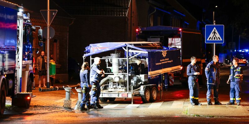 Auch in Erftstadt im Rhein-Erft-Kreis gab es zahlreiche Einsätze für die Rettungskräfte.  - Foto: Thomas Banneyer/dpa