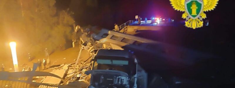 Infolge des Einsturzes einer Straßenbrücke entgleiste ein Zug in der russischen Region Brjansk. - Foto: -/Interregionale Verkehrsstaatsanwaltschaft Moskau via XinHua/dpa