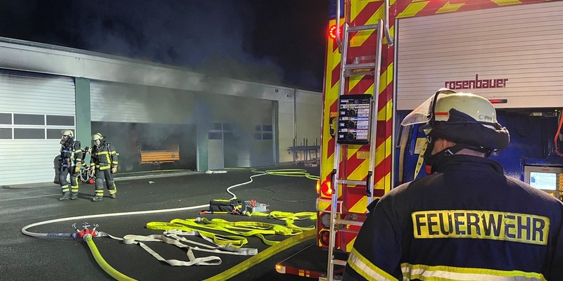 FW Alfter: Brand in einer Fahrzeug- und Gerätehalle in Impekoven - Foto: presseportal.de