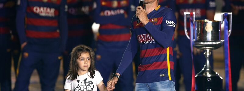 Luis Enrique hält 2016 Xana an der Hand, den Champions-League-Triumph mit Paris Saint-Germain widmete er seiner 2019 gestorbenen Tochter. - Foto: Manu Fernandez/AP/dpa