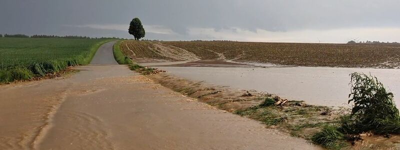 Im ganzen Land sind Einsatzkräfte wegen der Unwetter ausgerückt. - Foto: Simon Zeiher/onw-images/dpa