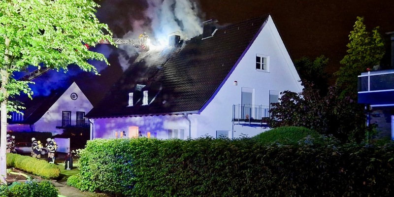 FW-E: Nächtlicher Dachstuhlbrand in Essen-Bredeney - Foto: presseportal.de