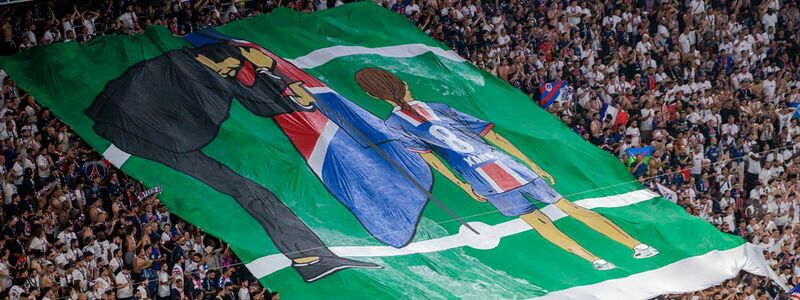 Die PSG-Fans gedenken der an Krebs gestorbenen Tochter von Coach Luis Enrique. - Foto: Oryk Haist/dpa
