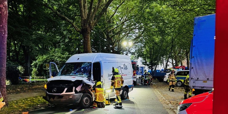 FW-GE: Verkehrsunfall mit eingeklemmter Person auf der Steeler Straße in Gelsenkirchen-Rotthausen - Zwei Personen verletzt - Foto: presseportal.de