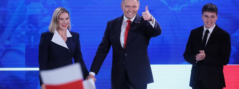 Der rechtskonservative Kandidat Karol Nawrocki zeigte sich am Wahlabend mit Frau und Sohn. - Foto: Leszek Szymanski/PAP/dpa