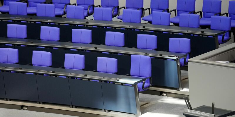 Die Regierungsbank bleibt zu oft leer, bemängelt Bundestagspräsidentin Julia Klöckner in einem Brief. (Archivbild) - Foto: Kay Nietfeld/dpa