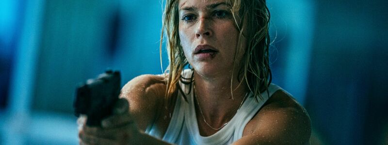 Gibt in «Exterritorial» alles: Jeanne Goursaud spielt die Ex-Elitesoldatin Sara Wulf, die um ihren Sohn kämpft. (Foto: Netflix) - Foto: Sasha Ostrov /netflix/dpa