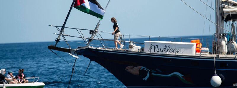 Aktivisten um Greta Thunberg wollen mit Hilfsgütern nach Gaza segeln.  - Foto: Salvatore Cavalli/AP/dpa